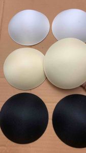 1 cặp mút ngực hình tròn.