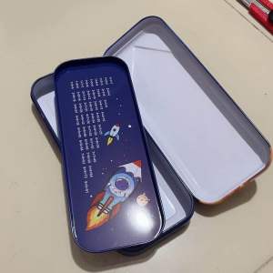 Tempat Pensil Astronot Kaleng 2Susun KT 5662 Gambar Timbul