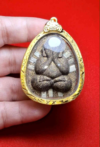 พระปิดตานวะมหามงคล หลวงพ่อคูณ ปริสุทโธ รุ่นแซยิด 76 ปี ปี 2542 เนื้อผงพุทธคุณ โรยผงตะไบทองฝังตะกรุดเงิน 9 ดอก