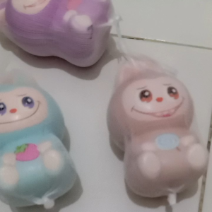 mainan squishy labubu duduk