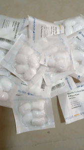 ( แพ็ค 5 ห่อ หรือ แพ็ค 10 ห่อ ) สำลีก้อนปลอดเชื้อ sterile cotton balls ขนาด 0.35 g x 5 ชิ้น