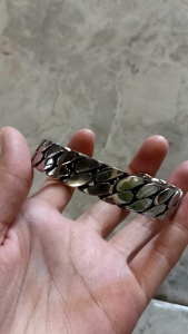 Gelang Rantai Tangan Pria Rajut Khas Papua Bulu Titanium Baja Putih Anti Luntur Anti Karat Motif Anyam Kiilantan
