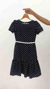 ชุดเดรส ชุดทำงานลายจุดโทนสีดำ ผ้าไหมอิตาลี่ แขนสั้น ผ้ายืดหยุ่นใส่สบาย กระโปรงทรงเอระบายชาย มีกระเป๋าข้าง