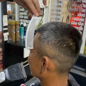 Lược cong cắt tóc Nam canh các đường cung C rất hiệu quả.