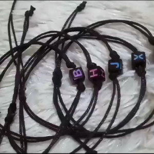 Gelang Inisial Huruf Tali Kulit Korea Hitam Polos Kotak Dadu Anti Air A-Z