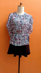 atasan wanira biru muda pastel motif bunga merah DETAILS cewek M lengan batwing kerja kuliah blouse pinggang karet