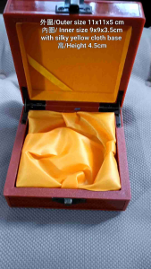 Brand New exquisite elegant standard size light weight material bangle/bracelet gift box 新貨高档優質輕巧小號手镯手串收纳盒 送禮收藏高貴典雅大方 內部附絲綢布質底坐 Size: 外圍/Outer size 11x11x5 cm 內圍/ Inner size 9x9x3.5cm with silky yellow cloth base 高/Height 4.5cm $12/each
