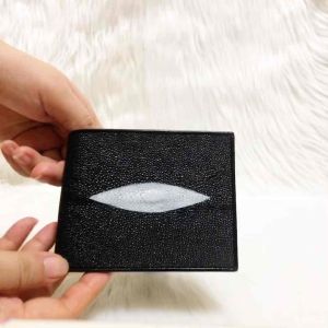 Ví nam da cá đuối thật kích thước 12cm-9.5cm màu đen có mắt ngọc trai