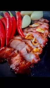 แหนมสามชั้นทอด ขนาดน้ำหนัก  180-200 กรัม เปรี้ยวเล็กน้อย ทอดหอมกุลทานกับข้าวจ้าวหรือข้าวเหนียวร้อนๆ ทำใหม่สดทุกวัน