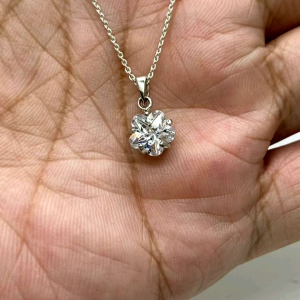 จี้เงินแท้ 92.5% งานส่งออก ฝังด้วยเพชรสวิส cz เกรด 5A เจียรูปดอกไม้ เม็ดใหญ่ หนัก 1.3 กรัม ไม่ดำ ครับ