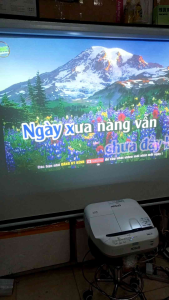 Máy chiếu siêu gần Epson EB-590w.do sáng 3300lm.bóng chiếu đã dùng 366h