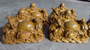 tượng Di Lặc ngồi quả đào hạnh phúc an nhàn vui vẻ trường thọ may mắn tài lộc gỗ bách kích thước ngang 15-11-11cm