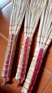 Sapu Lidi Kasur Lidi Wlingi Simpel dan Mudah Digunakan Ringan dari Bahan Lidi Kelapa Pilihan
