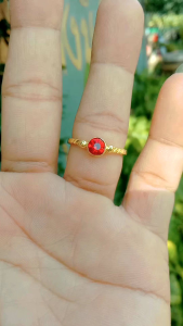 แหวนทองเหลืองหัวพลอยกลมเล็กแดง