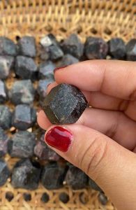 Garnet โกเมนก้อนดิบ หินธรรมชาติเเท้ สวยมาก ช่วยให้มีความร่าเริงและมีความกระตือรือร้น ช่วยกระตุ้นให้มีความเชื่อมั่นในตัวเองมากขึ้นปกป้องคุ้มครองให้พ้นจากภยันตรายต่างๆ ช่วยให้สุขภาพแข็งแรง ทำให้อายุยืนยาว ช่วยให้มีชื่อเสียงเกียรติยศ และความน่านับถือ