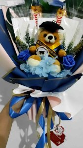 Buket Uang Boneka Silverqueen 55gr Besar | Buket Bunga Artificial | Buket Bunga Sabun | Buket Wisuda | Hadiah untuk Pacar - Our Stuff Indonesia