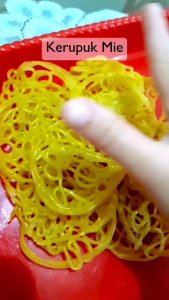 Kerupuk mie kuning mentah siap olah kemasan 500gr bulat besar