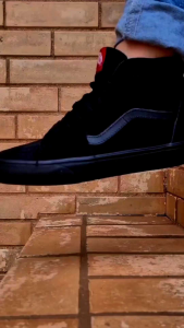 sepatu spatu pasangan dengan cowok laki laki dan perempuan pria dan wanita warna jitam putih / sepatu pasangan kembar kembaran dengan pasangan anak pacar warna hitam / sepatu sekolah sd smp sma warna hitam