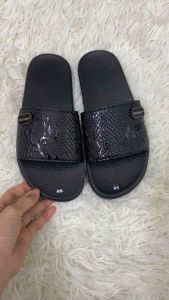 Dép da nam in hoạ tiết huyết rồng đenđế cao su khâu xuyên quai mẫu mới nhất năm 2025 .bảo hành 6 tháng.