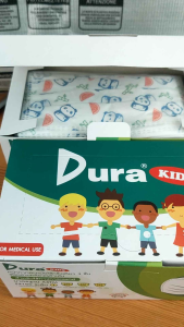 หน้ากากเด็กดูร่ากรอง3ชั้น เกรดการแพทย์กล่องบรรจุ50ชิ้นลายหมีน่ารัก ขนาดตัวแผ่นหน้ากาก: 9.5cmx15cm สำหรับเด็ก: 3-6ขวบทั้งหญิงชาย คุณสมบัติ: มีประสิทธิภาพในการกรองแบคทีเรียขนาด2.8ไมครอนได้ถึง*99% กรองฝุ่นและอนุภาคขนาดเล็ก0.1ไมครอนได้ถึง99% ทำจากวัสดุทางก