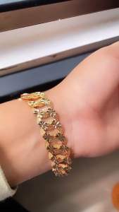 Gelang Plat Grigi Pasir Gold CXA143: Desain Elegan & Kualitas Tinggi