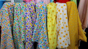 ผ้า คอตตอนทีซี ลายการ์ตูน สมาย หมีพลู Pooh เมตร หลา หน้ากว้าง หน้าผสม 110-115cm