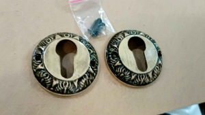 Lubang kunci antik satu set 2 pcs /Tutup lubang kunci pintu rumah minimalis/lubang kunci stainless/Lubang kunci pintu rumah mewah/Lubang kunci rumah antik /Lubang kunci pintu rumah modern/Lubang kunci pintu rumah mewah /Tutup lubang kunci warna hitam