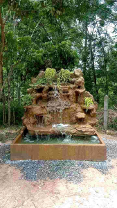 ม่านน้ำตกน้ำตกหน้าบ้านน้ำตกฮวงจุ้ยน้ำพุหินธรรมชาติพร้อมตกแต่งต้นไม้สวยงาม