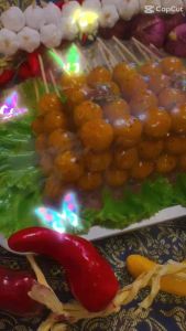 ลูกชื้นปิ้งปลอม (ลูกใหญ่กว่าลูกชิ้นทิพย์) 1 ถาด มี20 ไม้ (ขนาดถาด 22 คูณ 32ซม.)