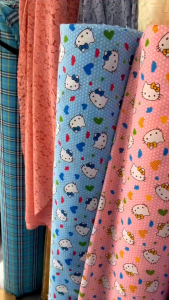 ผ้าเมตร หลา ลายคิตตี้ แมว น่ารัก มินิมอล ลายการ์ตูน ผ้าคอตตอลผสม ถ่ายพร็อพ ฉาก ผ้าปู ปูโต๊ะ หน้ากว้าง 110-115 cm