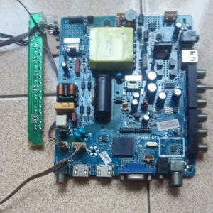 Mainboard TV LED Polytron PLD32T7511 dengan komponen elektronik berwarna biru kapasitor konektor HDMI dan antena.