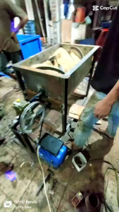 MESIN MIXER PENGADUK PAKAN TERNAK KAPASITAS 50-70KG ( SIAP PAKAI DEASEL BENSIN 6.5PK)\nMESIN MIXER PENGADUK PAKAN TERNAK KAPASITAS 50-70KG ( SIAP PAKAI DINAMO 1PK)\nMESIN MIXER PENGADUK PAKAN TERNAK KAPASITAS 50-70KG ( TANPA PENGGERAK/DEASEL )