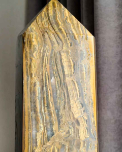 💛 ไทเกอร์อาย ทาวเวอร์ เเท่งหกเหลี่ยม ขนาดใหญ่มาก เนื้อสวยเหลือบเเสงสีสวยทั้งด้านหน้าเเละด้านหลัง ✨ ชิ้นนี้สมบูรณ์มากๆ ท่านใดมองหาหินสวยๆ สำหรับประดับบ้าน หรือสำนักงาน จะเหมาะมากๆ / 2.8 กิโลกรัม  ( Tiger Eye Tower ) ✨  📽️ มี VDO ให้ชมครับ