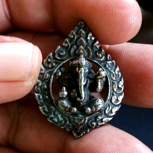 เหรียญหล่อพระพิฆเณศเนื้อโลหะ นูนสูงสวยงามมากครับ มีองค์เดียว