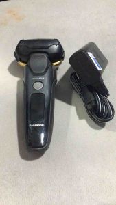 PANASONIC ของแท้ เครื่องโกนหนวดไฟฟ้า Panasonic รุ่น ES-CLV5B สีดำ มีดโกน 5 ใบมีด มือสอง สภาพใหม่ ใช้งานได้ปกติ พร้อมอแดปเตอร์ชาร์จ ไม่มีกล่อง สามารถล้างทำความสะอาดได้