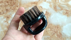 Phủi tóc chuyên Fade nhỏ gọn tiện lợi cho thợ tóc.