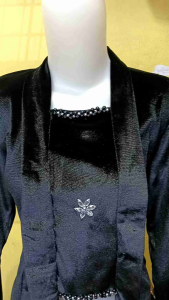 Kebaya Beludru Lengan Panjang Warna Hitam