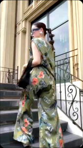 ชุดเซ็ทเสื้อคู่กางเกงลายดอกเก๋!! ใส่แล้วสวยตลอดเวลา เสื้อไหล่ตกความยาวคลุมสะโพก แล้วแต่จะจับให้ไหล่ตกข้างไหนก็ได้ แมชคู่กับกางเกงขากระบอกใหญ่ แต่งจับทวิส สวยมาก!! ด้านหลังยืดสม็อค ชิคมากทรงดี