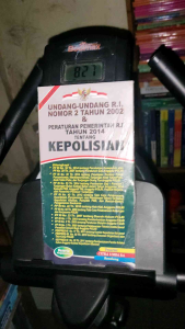 buku UNDANG-UNDANG R.I. NOMOR 2 TAHUN 2002 DAN PERATURAN PEMERINTAH R.I TAHUN 2014 TENTANG KEPOLISIAN