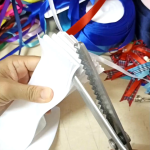 กรรไกรซิกแซก ตัดริบบิ้น อุปกรณ์ทำงานฝีมือ กรรไกรตัดผ้า กรรไกรตัดริบบิ้น กรรไกรทำโบว์ กรรไกร