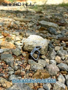 Móc khóa đa năng titanium kèm đầu khui bia vặn ốc và lưỡi rọc giấy Damacus EDC M21