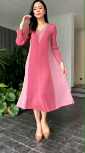 เดรสพลีท ทรงแขนยาว คอวี อัดพลีทลายเกลียวเชือก ด้วยเทคนิคพิเศษตัดต่อ ช่วงคอ และ ข้างลำตัว แบบทูโทน เพิ่มความสวยงาม แถมยังเพิ่มดีเทล เด่วสายคาดเอว