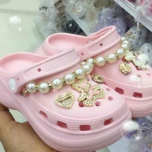 รองเท้าหัวโตแต่งลายสร้อยมุก หมีเซรามิกนูน