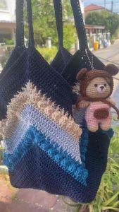 กระเป๋าเชือกฟอกเม็ดมะยม ขนาดฐาน 9x9 นิ้ว สูง12 นิ้ว สายยาว 21 นิ้ว ( ไม่รวมตุ๊กตา)