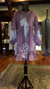 Gala Tunik Viscos by Dian Pelangi LIMITED EDITION Blouse Baju Atasan Kemeja Blus Outfit Kerja Kantor Casual Formal Pesta Pernikahan Kondangan Wanita Hijaber Cantik Anggun Modis Modern Elegan Mewah Model Korea Terbaru Motif Batik Abstrak Hand Made Kekinian