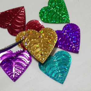 เลื่อมหัวใจ ใบหัวใจ  (50 ชิ้น 100 ชิ้น)   ใบโพธิ์หัวใจ สีเงิน สีทอง  คละสี ขนาดกว้าง 37 มิล สูง 32 มิล