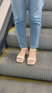 2MARCH รองเท้ารัดข้อส้นสูง 1.5 นิ้ว รุ่น Mona สีดำ (Black)