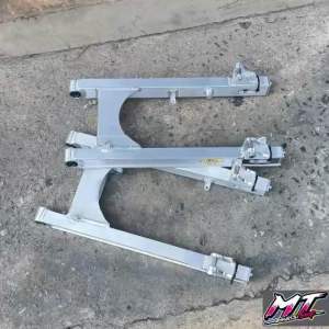 สวิงอามDKTแท้ สวิงอามเวฟ อลูมิเนียม อามแต่ง สวิงอามกล่อง ใส่เวฟ 110i/125i ปลาวาฬ/125r-s ฝาดั้มเสียบ ยาวเท่าเดิม ใส่ตัวบังโซ่ไม่ได้ ป้ายทอง(ดำคลองเตย)