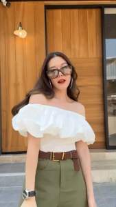เสื้อปาดไหล่น่ารักมาก ดีเทลช่วงปาดไหล่เป็นทรงก้อนเมฆขยุ้มน่ารักมาก ช่วงตัวยืดหยุ่นได้ Tage::Mirror Sister