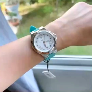 นาฬิกาผู้หญิงตัวเรือนสีเงิน ขอบหน้าปัดสีโรสโกลด์ สายซิลิโคนสีเขียวเทอคอยส์ หน้าปัด 36 มิล